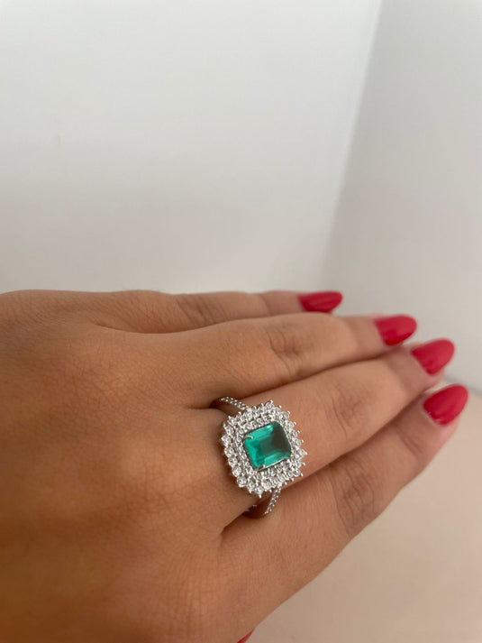 Anel Chuveiro com Pedra Verde Retangular Cravejada em Prata 925 .