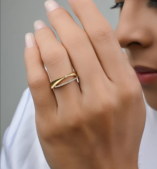 Anel Duplo Acetinado com Pedras Sintéticas Brancas - Ouro 18k