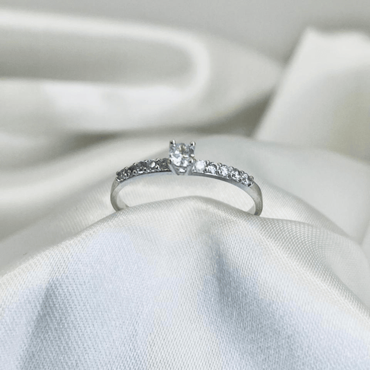 Anel Solitário com Zircônias Laterais - Prata 925