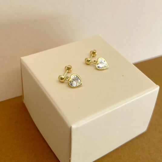 Brinco Bolinha Coração Pendurado em Ouro 18k – Amor e Sofisticação.