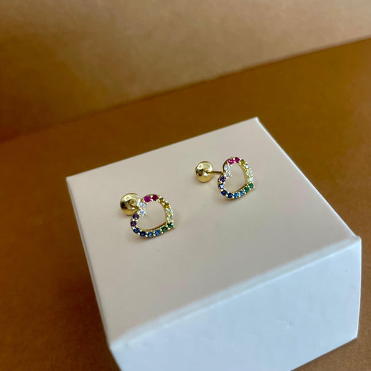 Brinco Coração Vazado em Ouro 18k com Pedras Coloridas – Charme e Alegria...