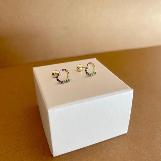 Brinco Coração Vazado em Ouro 18k com Pedras Coloridas – Charme e Alegria.