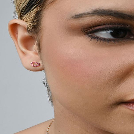 Brinco Coração em Ouro 18k com Pedras Vermelhas Sintéticas 8mm – Paixão, Elegância e Conforto