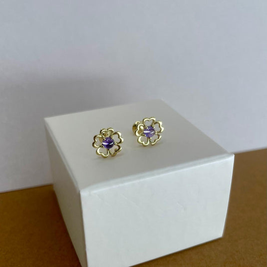 Brinco Florzinha com Pedra Lilás em Ouro 18k – Delicadeza e Cor