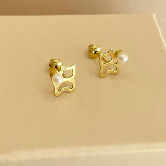 Brinco Gatinho Vazado em Ouro 18k com Pérola – Charme e Delicadeza
Encante-se com o Brinco Gatinho Vazado em Ouro 18k, adornado com uma delicada pérola que traz um toque de elegância a esta peça fofa e sofisticada. O design vazado em forma de gatinho confere leveza e um visual moderno, enquanto a pérola adiciona um brilho suave e atemporal, ideal para quem ama acessórios exclusivos.
Características:
Material: Ouro 18k de alta qualidade, com certificado de autenticidade
Design: Gatinho vazado com acabamen