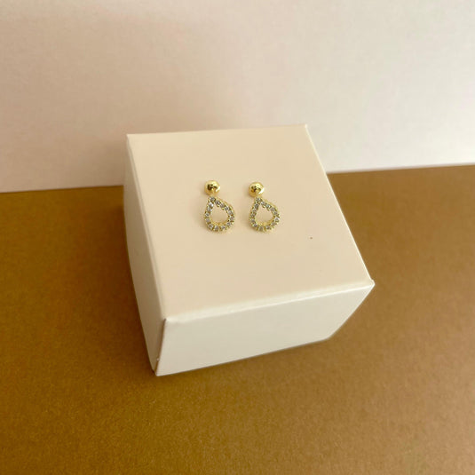 Brinco Gota Vazado 8/8 M em Ouro 18k com 28 Diamantes – Elegância e Brilho Supremo