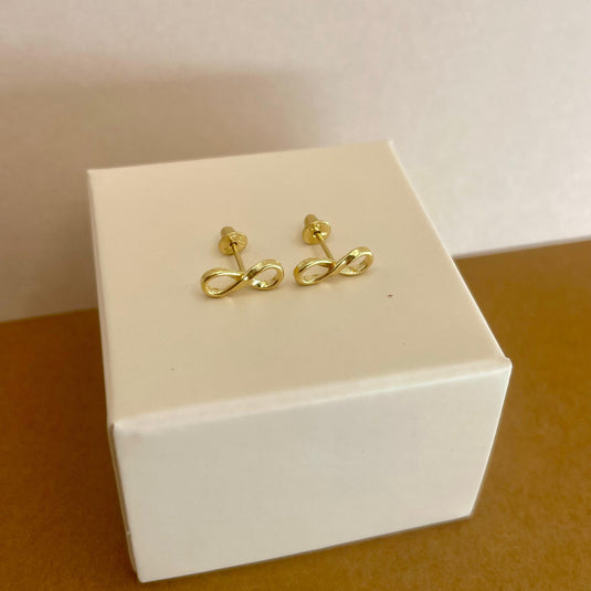 Brinco Infinito Pequeno em Ouro 18k – Delicadeza e Significado
Adicione um toque simbólico ao seu visual com o Brinco Infinito Pequeno em Ouro 18k. Este brinco delicado representa o símbolo do infinito, perfeito para quem busca um acessório minimalista que une elegância e significado. Ideal para o uso diário e para compor combinações modernas.
Características:
Material: Ouro 18k de alta qualidade, com certificado de autenticidade
Design: Símbolo do infinito em tamanho pequeno, discreto e sofisticado
Vers