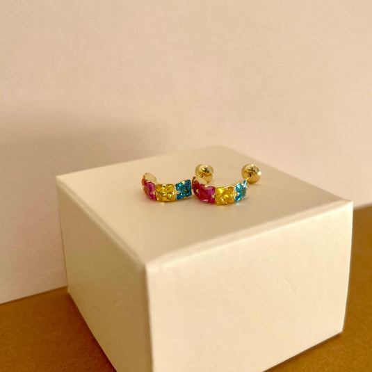 Brinco Meia Argola com Pedras Coloridas em Ouro 18k – Modernidade e Alegria