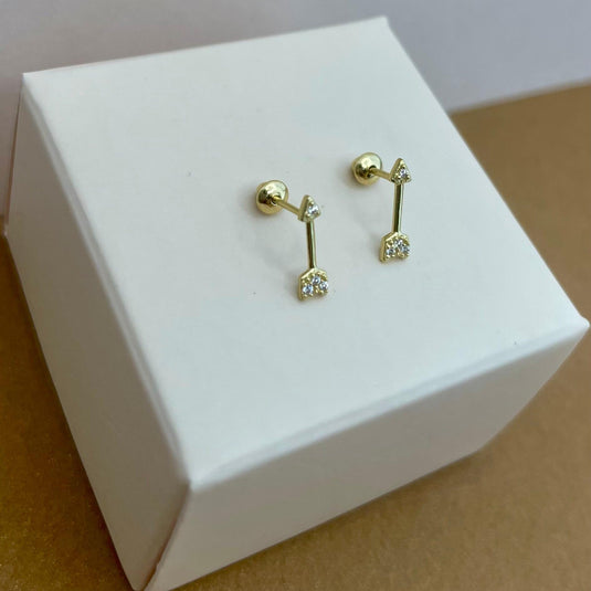 Brinco Setinha Vazado em Ouro 18k com Pedras Brancas Sintéticas – Delicadeza e Modernidade..