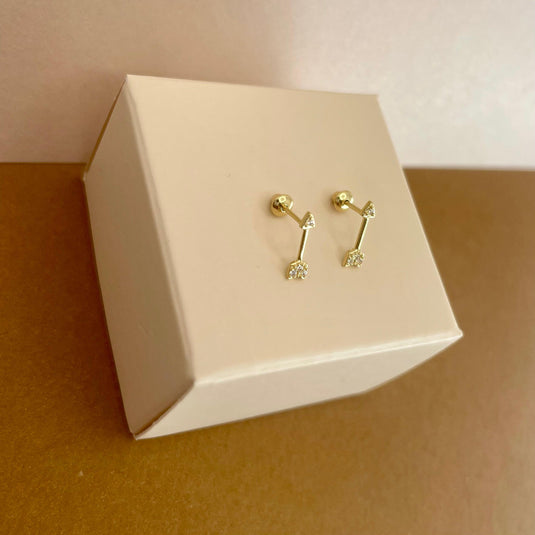 Brinco Setinha Vazado em Ouro 18k com Pedras Brancas Sintéticas – Delicadeza e Modernidade.