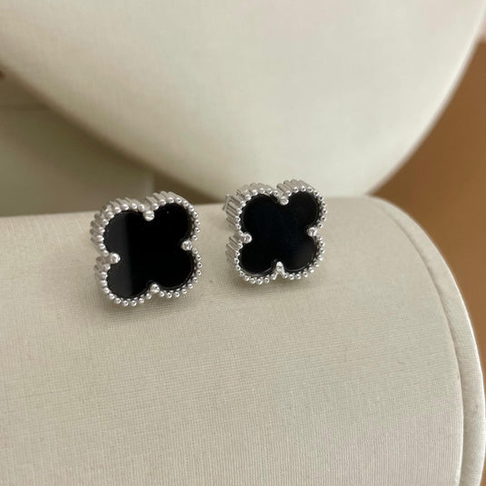 Brinco Trevo em Prata 925 com Pedra Ônix Preta – Elegância e Significado.