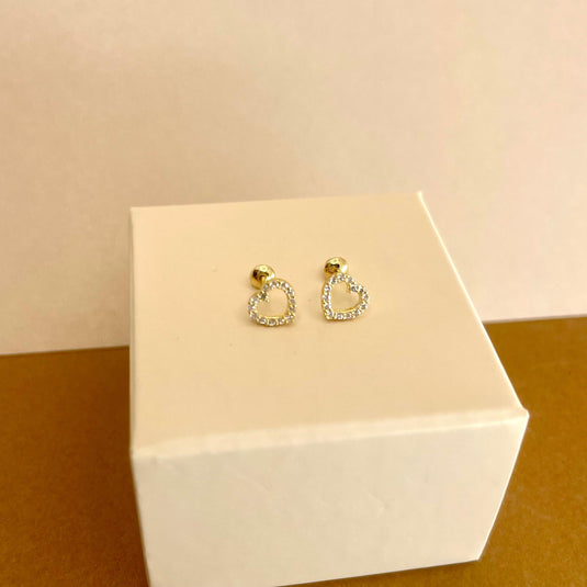 Brinco em Ouro 18k Coração Vazado com Pedras Brancas – Delicadeza e Brilho