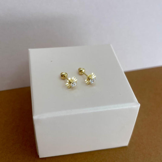 Brinco em Ouro 18k Florzinha com Pedra Sintética – Delicadeza e Brilho