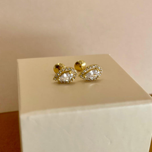 Brinco em Ouro 18k Gota com Pedra Grande e Detalhes de Pedras Brancas Sintéticas – Sofisticação e Brilho.