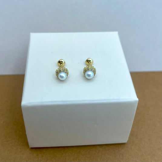 Brinco em Ouro 18k com Pérola Central e Brilhantes – Elegância e Conforto...