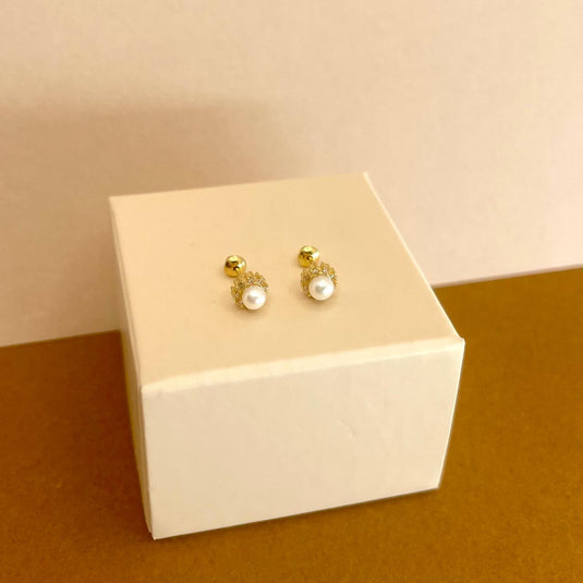 Brinco em Ouro 18k com Pérola Central e Brilhantes – Elegância e Conforto.