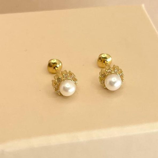 Brinco em Ouro 18k com Pérola Central e Brilhantes – Elegância e Conforto