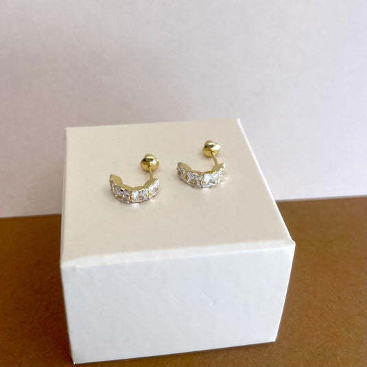 Brinco em Ouro 18k com Pedra Curvada e Pedras Sintéticas – Elegância e Sofisticação.