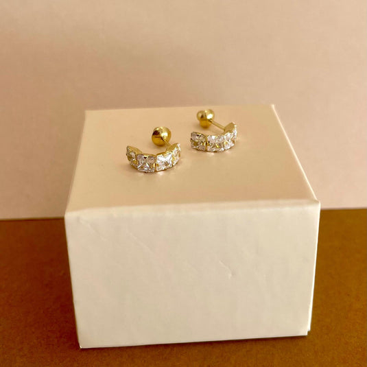 Brinco em Ouro 18k com Pedra Curvada e Pedras Sintéticas – Elegância e Sofisticação