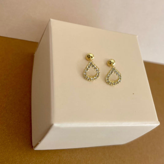 Brinco Gota Vazado 8/8 M em Ouro 18k com 28 Diamantes – Elegância e Brilho Supremo..