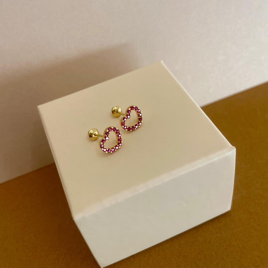 Brinco Coração em Ouro 18k com Pedras Vermelhas Sintéticas 8mm – Paixão, Elegância e Conforto