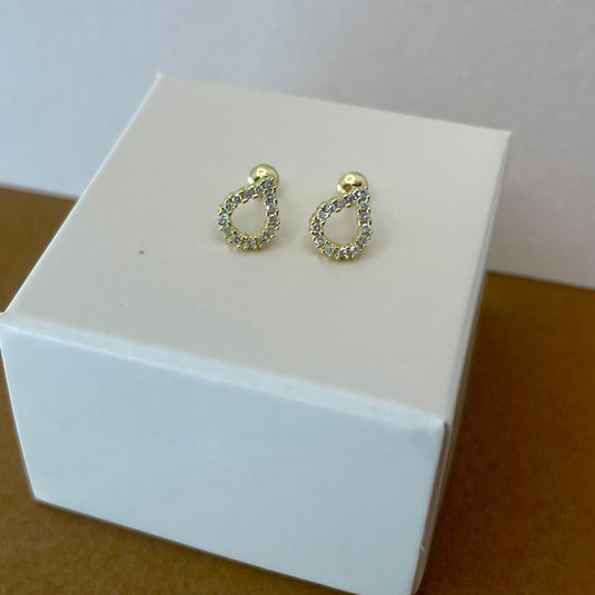 Brinco Gota Vazado 8/8 M em Ouro 18k com 28 Diamantes – Elegância e Brilho Supremo;