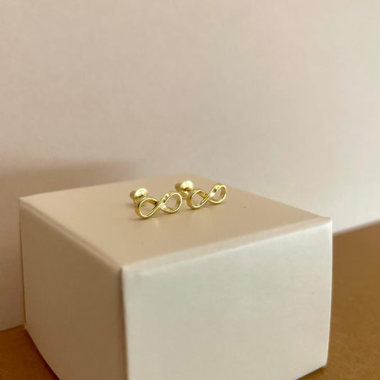 Brinco Infinito Pequeno em Ouro 18k – Delicadeza e Significado