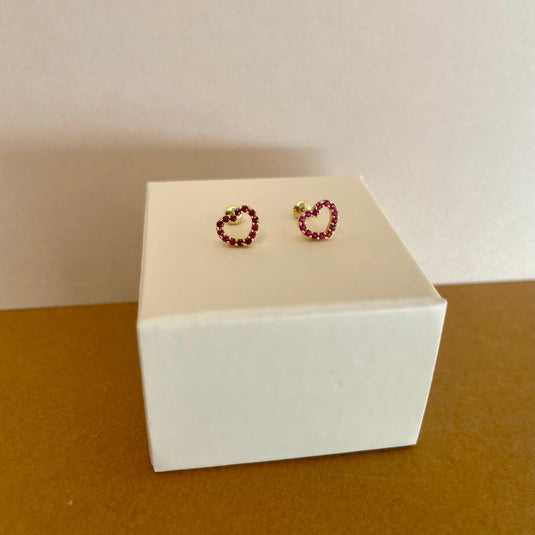 Brinco Coração em Ouro 18k com Pedras Vermelhas Sintéticas 8mm – Paixão, Elegância e Conforto