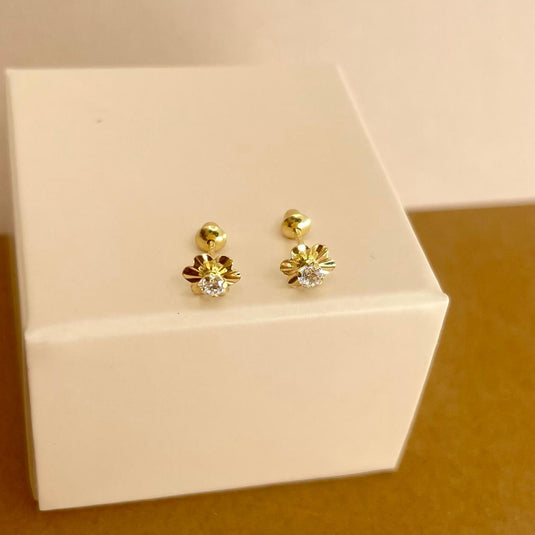 Brinco em Ouro 18k Florzinha com Pedra Sintética – Delicadeza e Brilho