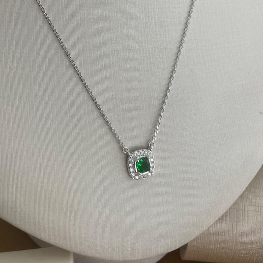 Conjunto Colar e Brinco Pedra Verde Esmeralda Sintética com Micro Zircônias – Prata 925 com Banho de Ródio