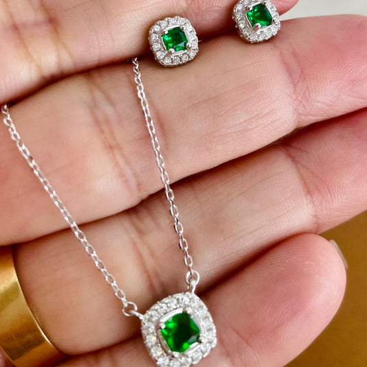 Conjunto Colar e Brinco Pedra Verde Esmeralda Sintética com Micro Zircônias – Prata 925 com Banho de Ródio..