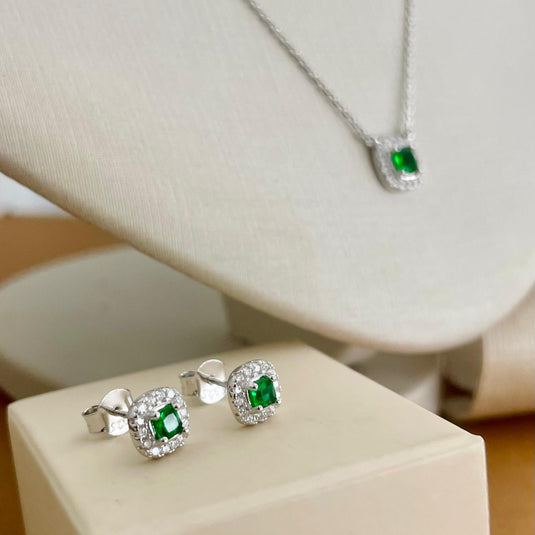Conjunto Colar e Brinco Pedra Verde Esmeralda Sintética com Micro Zircônias – Prata 925 com Banho de Ródio