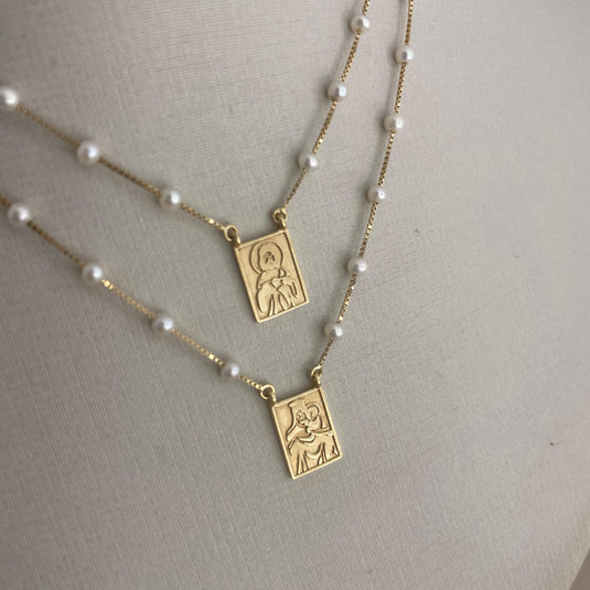 Escapulário 64 Pérolas Coreana com Duas Placas 1 Face e Corrente Veneziana 65cm em Ouro 18k1
