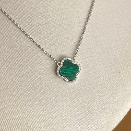 Gargantilha Trevo com Pedra Malaquita e Microzircônias – 45cm.