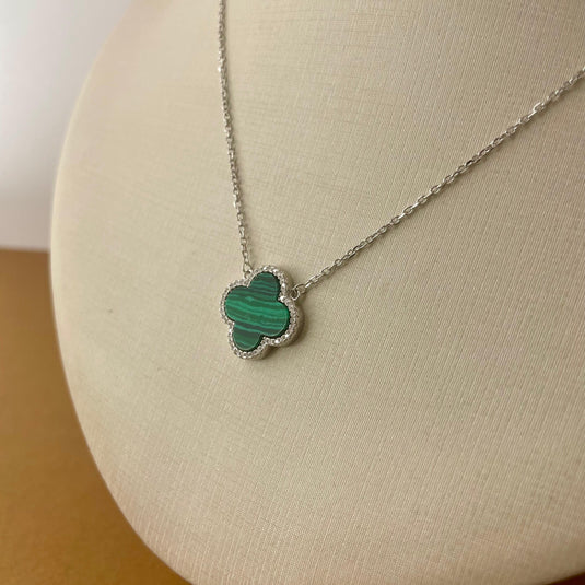 Gargantilha Trevo com Pedra Malaquita e Microzircônias – 45cm