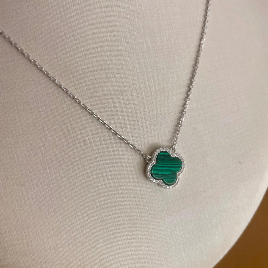 Gargantilha Trevo da Sorte com Pedra Malaquita Verde 45cm Cravejada com Zircônias