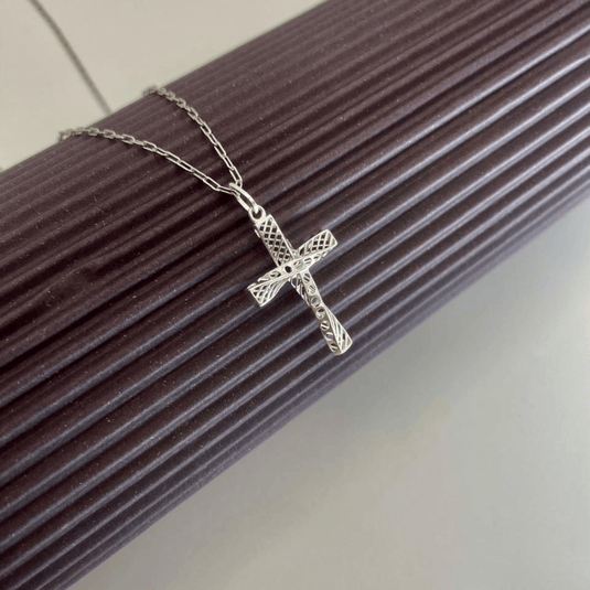 Pingente Cruz Torcido Desenhado Vazado Prata 925