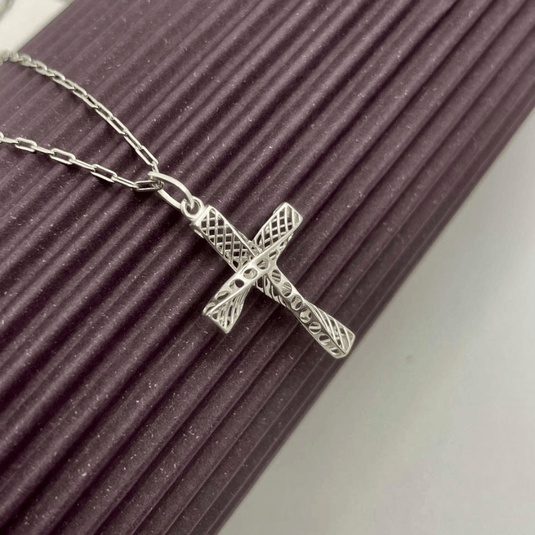 Pingente Cruz Torcido Desenhado Vazado Prata 925