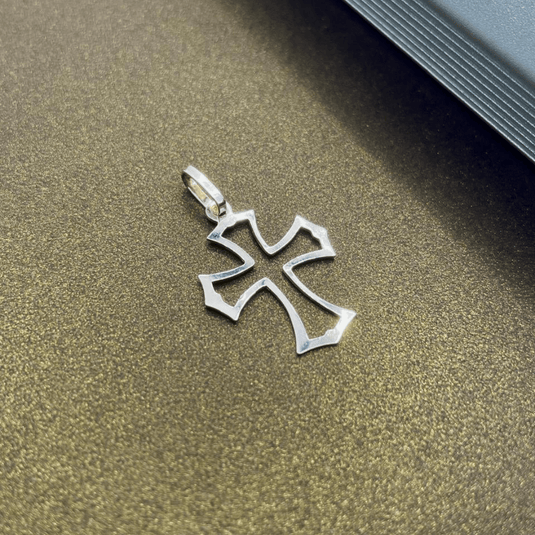 Pingente Cruz de Malta Vazada em Prata 925