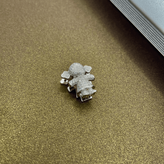 Pingente Menina Cravejada com Microzircônias em Prata 925