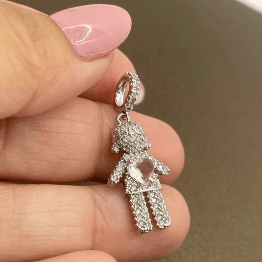Pingente Menina Cravejada com Pedra Rosa no Formato de Coração no Peito em Prata 925