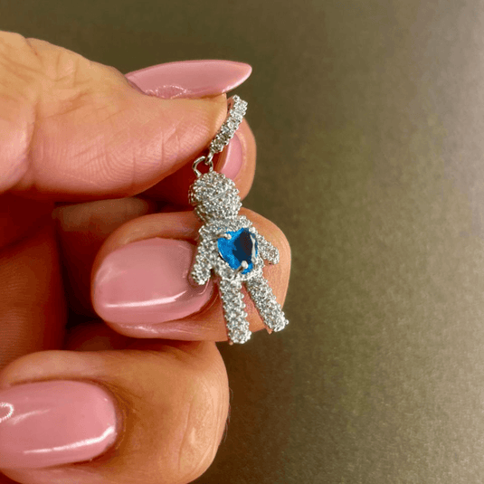 Pingente Menino Cravejado com Pedra Azul no Formato de Coração no Peito em Prata 925