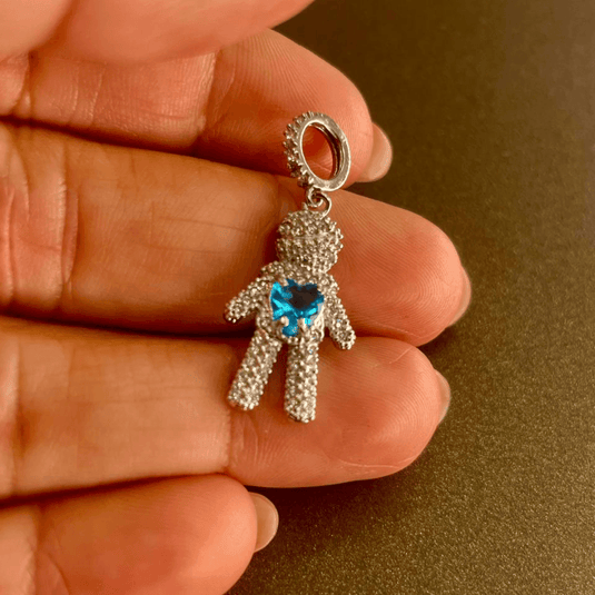 Pingente Menino Cravejado com Pedra Azul no Formato de Coração no Peito em Prata 925