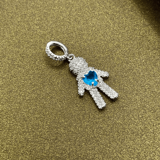 Pingente Menino Cravejado com Pedra Azul no Formato de Coração no Peito em Prata 925