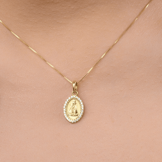 Pingente Nossa Senhora Aparecida Disco Oval com Pedras de Zircônia – Ouro 18k..