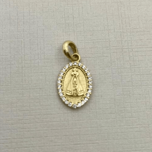 Pingente Nossa Senhora Aparecida Disco Oval com Pedras de Zircônia – Ouro 18k
