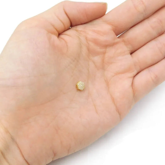 Pingente Sextavado com Microzircônias em Ouro 18k – 0,7cm x 0,7cm.