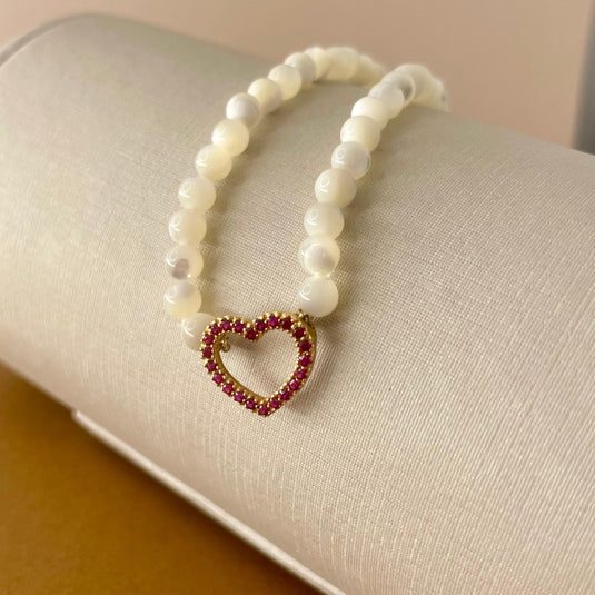 Pulseira de Madrepérolas com Coração em Ouro 18k e Pedras Sintéticas Cor de Rubi – 17cm