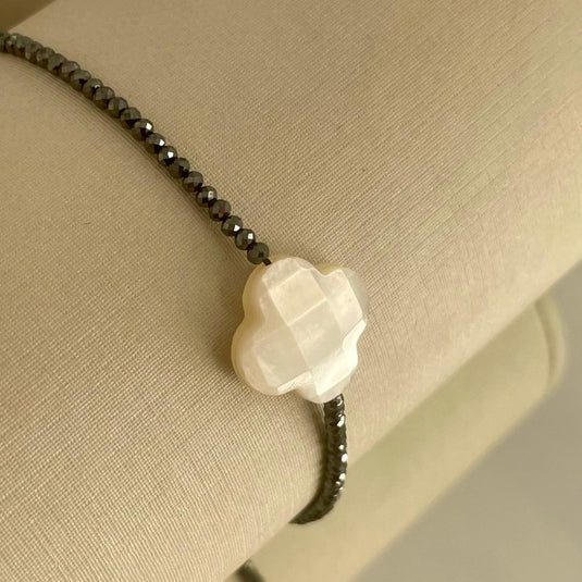 Pulseira de Espinelo com Trevo de Pérola