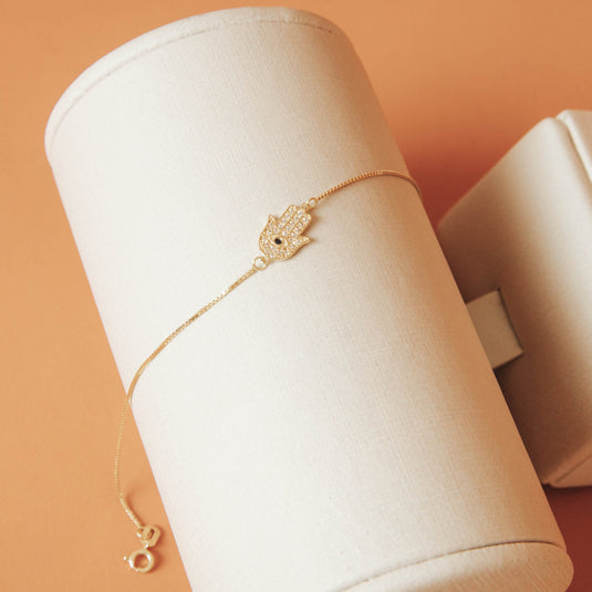 Pulseira Mão de Fátima com Safira e Pedras Brancas Sintéticas 20 cm em Ouro 18k